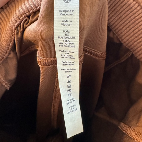 Lululemon Light Utilitech Cargo Pocket High rise Pant in Roasted Brown - Picture 3 of 3